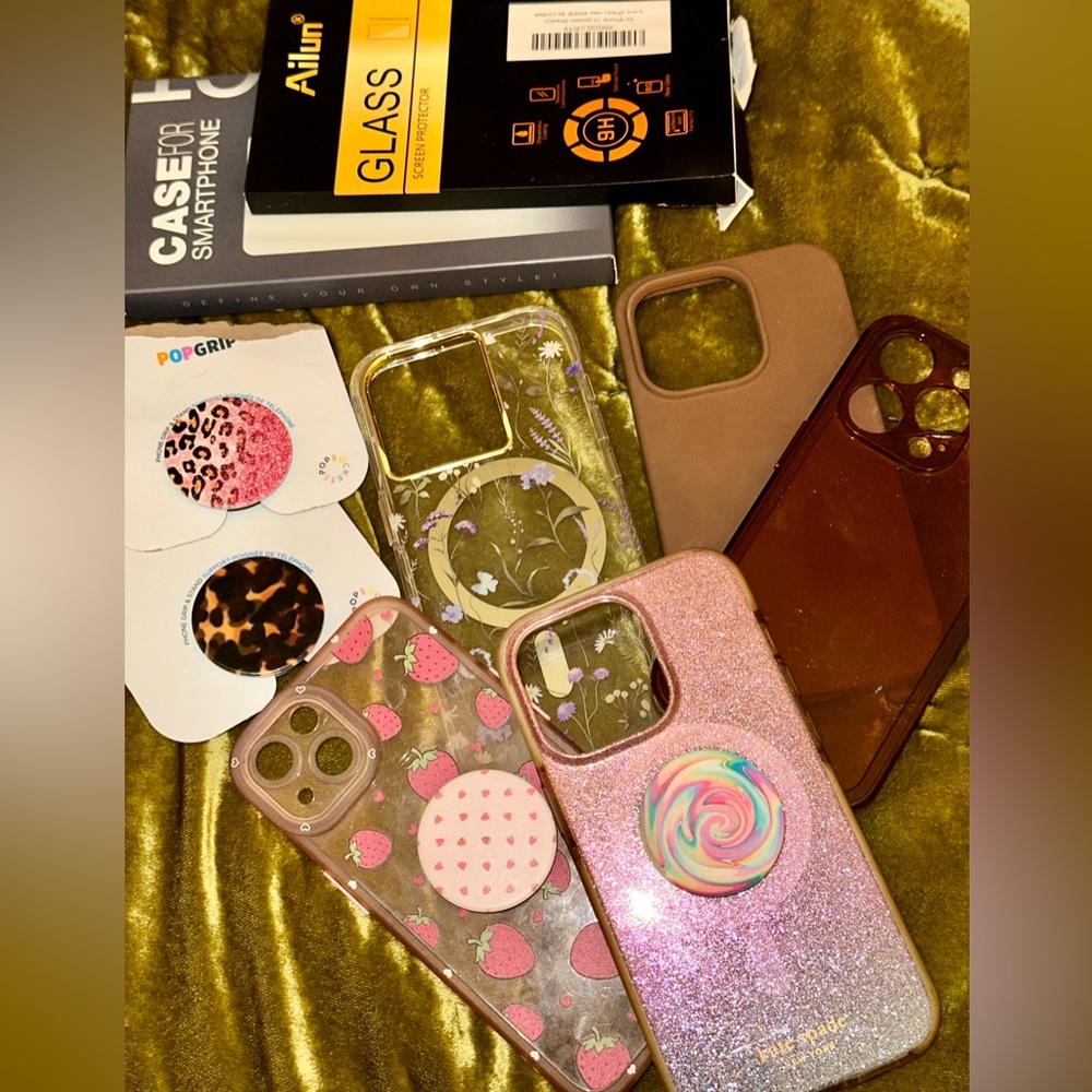 💋🎀🍓IPHONE EXCESSARIES!! VARIOUS SIZES, selling as is. 12,13 plus, 14 pro…